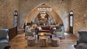 Serves lunch and dinner