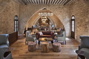 Serves lunch and dinner