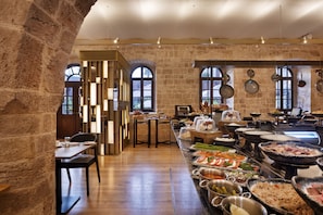 Breakfast and dinner served, local and international cuisine