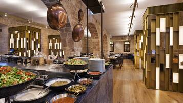 Päivittäinen buffetaamiainen (33 USD per henkilö)