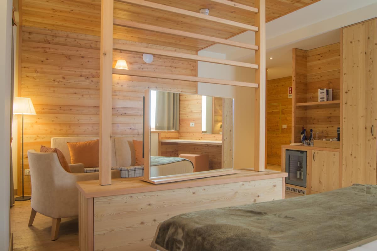 deluxe double or twin room | 2 bedrooms, in-room safe, desk, soundproofing