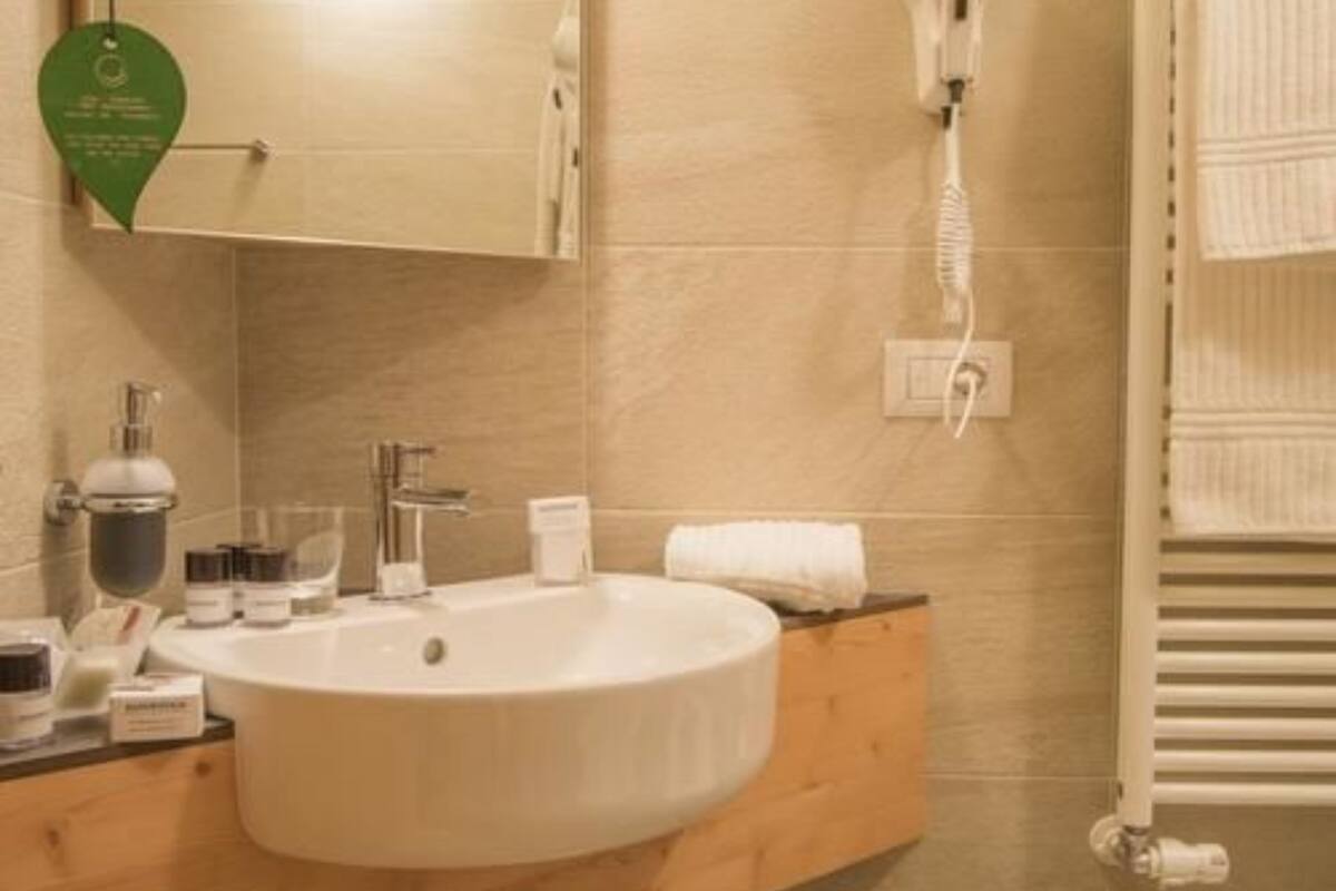 suite, 2 bedrooms | bathroom | shower, free toiletries, hair dryer, bathrobes
