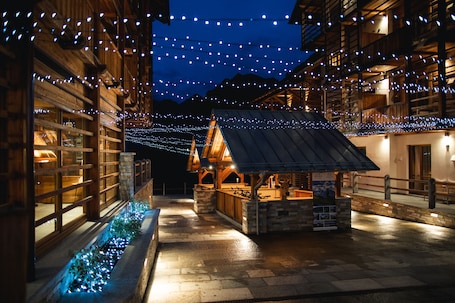 Fachada de la propiedad por la tarde o noche