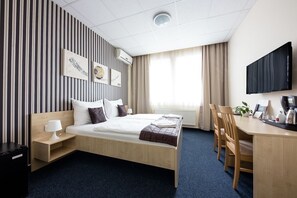Schreibtisch, Verdunkelungsvorhänge, Babybetten, kostenloses WLAN