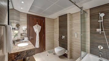 Bathtub, deep-soaking bathtub, free toiletries, hair dryer