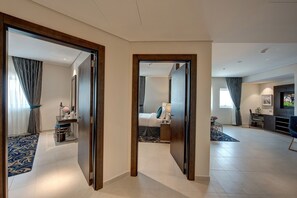 Flat-screen TV, fireplace - Omega Hotel (Dubai)