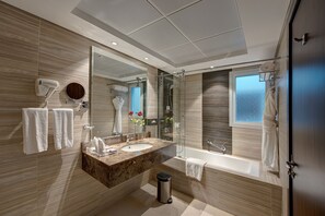 Baignoire, baignoire relaxante profonde, articles de toilette gratuits