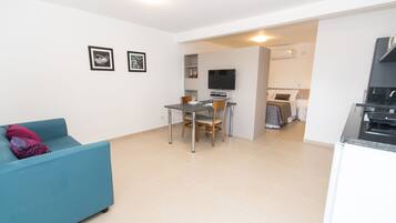 Quarto família | Sala de estar | TV de tela plana 32 polegadas com canais a cabo, TV LED