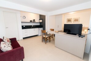 Habitación doble | Minibar, caja de seguridad en la habitación y escritorio