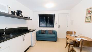 Quarto casal | Cozinha privada | Geladeira, micro-ondas, cooktop, cafeteira/chaleira