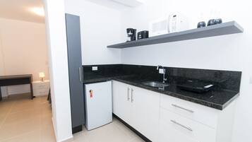 Quarto casal | Cozinha privada | Geladeira, micro-ondas, cooktop, cafeteira/chaleira