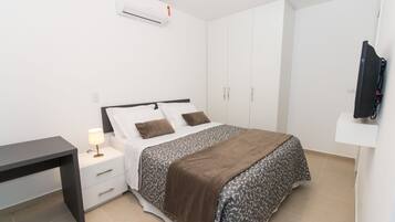 Quarto casal | Frigobar, cofres nos quartos, escrivaninha