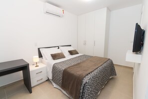 Habitación doble | Minibar, caja de seguridad en la habitación y escritorio