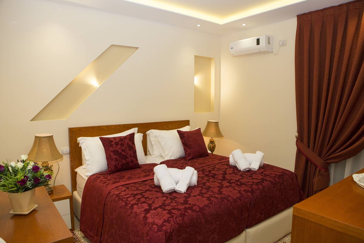 Habitación estándar doble | Escritorio, sistema de insonorización, wifi gratis y ropa de cama