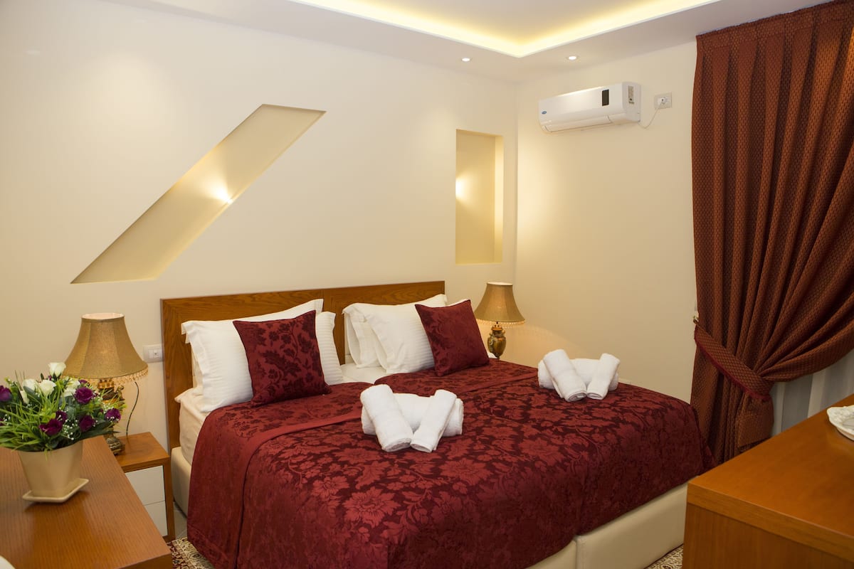 Desk, soundproofing, free WiFi, bed sheets