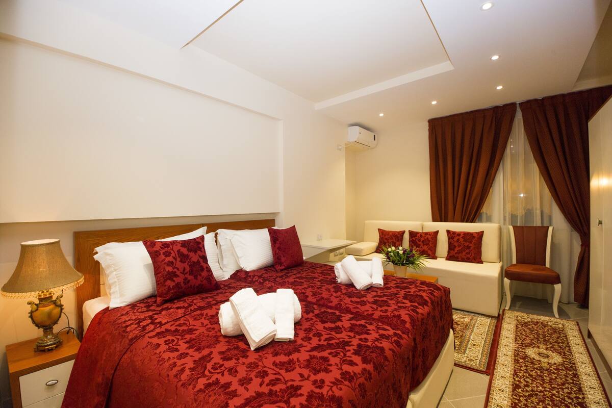 Habitación Deluxe doble, 1 cama de matrimonio grande con sofá cama | Escritorio, sistema de insonorización, wifi gratis y ropa de cama