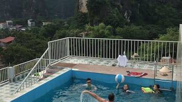 Piscine extérieure, chaises longues
