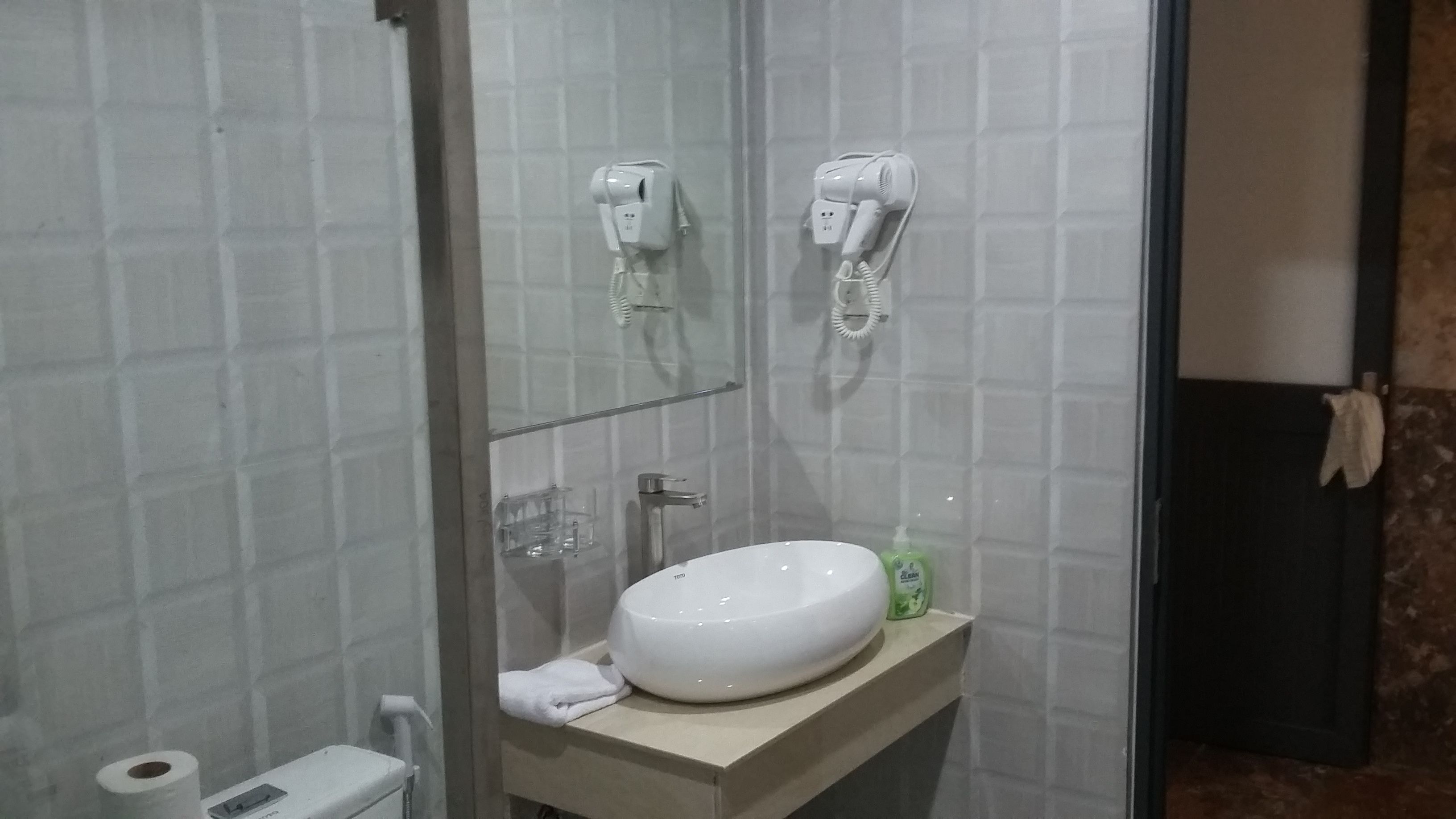 panoramic double room | bathroom amenities | shower, free toiletries, hair dryer, bathrobes