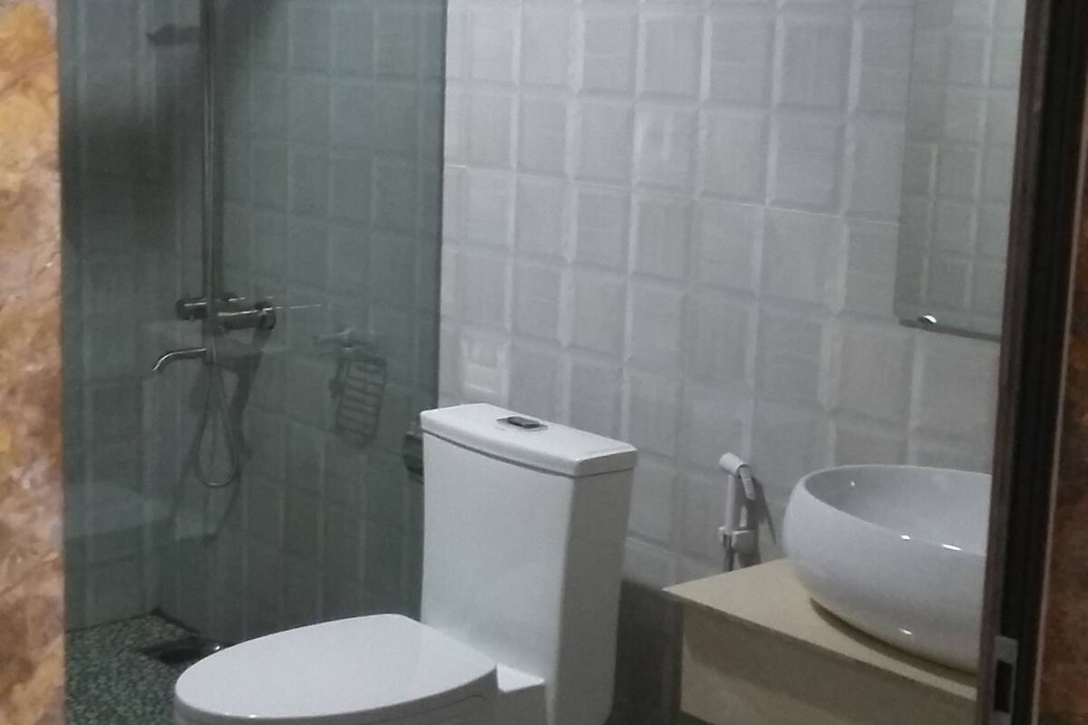 shower, free toiletries, hair dryer, bathrobes