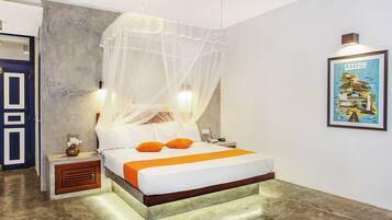 Deluxe Double Room, Ocean View | Peralatan tempat tidur premium, bar mini, peti besi dalam bilik, meja