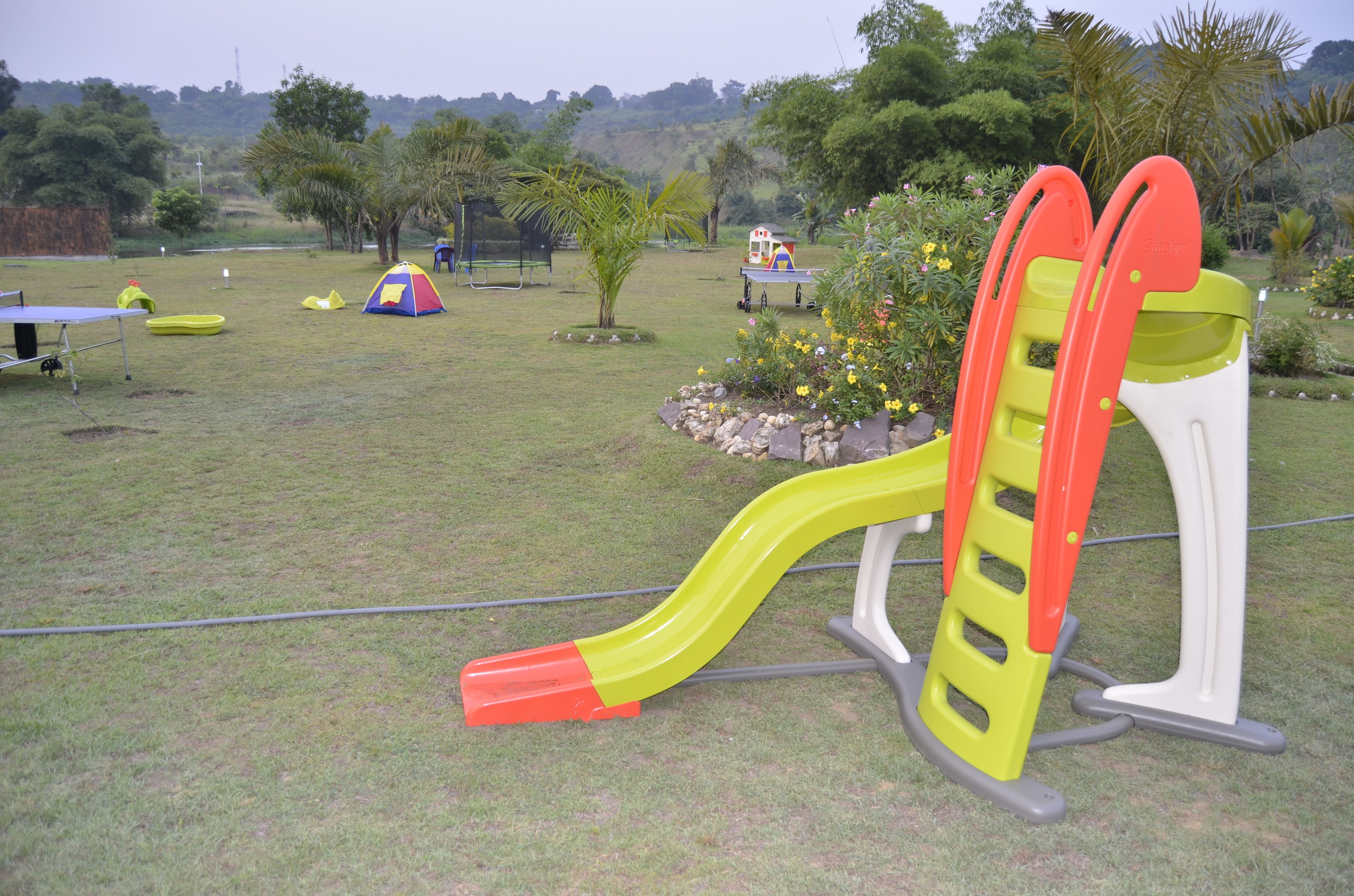 Lasten leikkialue ulkona