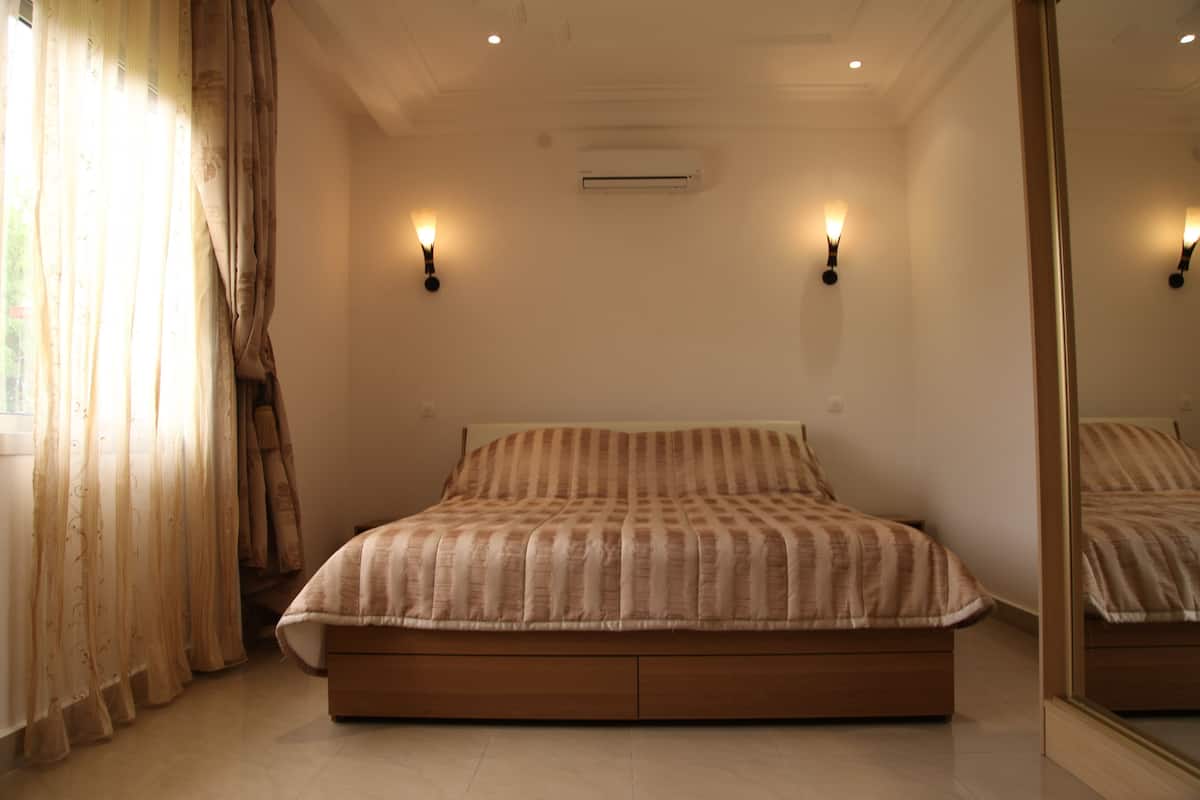 Deluxe Villa, 1 Bedroom, River View | Peralatan tempat tidur premium, peti besi dalam bilik, meja