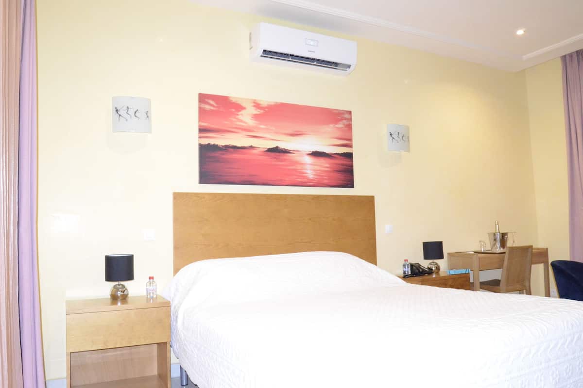 Superior Double Room | Peralatan tempat tidur premium, peti besi dalam bilik, meja