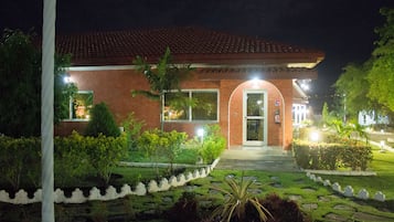 Deluxe-Villa, 1 Schlafzimmer | Fassade der Unterkunft – Abend/Nacht