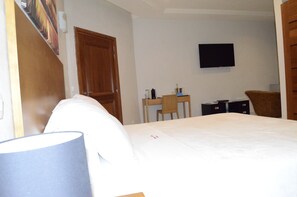 Deluxe Double Room | Premium bedding, in-room safe, desk, blackout drapes - Résidence N'Keni (Gamboma)