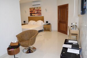Quarto casal luxo | Roupas de cama premium, cofres nos quartos, escrivaninha