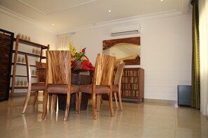 Deluxe Villa, 1 Bedroom | In-room dining