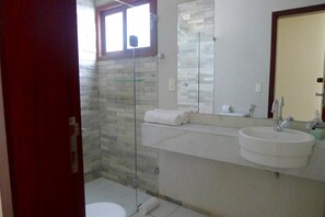 Apartamento | Banheiro | Chuveiro, produtos de toalete grátis, toalhas de banho 