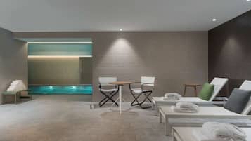 Indoor pool, sun loungers