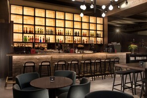 Serves breakfast and happy hour - Adina Apartment Hotel Leipzig (Leipzig)