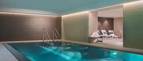 Indoor pool, sun loungers