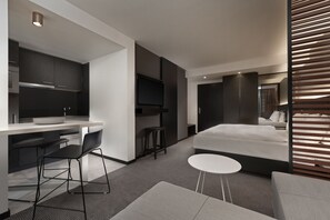 Hypo-allergenic bedding, in-room safe, desk, blackout drapes - Adina Apartment Hotel Leipzig (Leipzig)