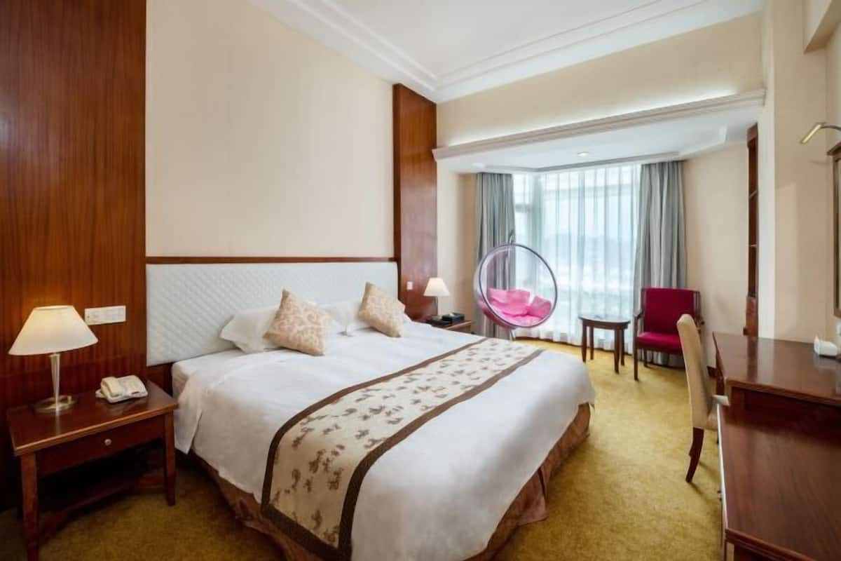 Caja fuerte, escritorio, cortinas opacas y tabla de planchar con plancha