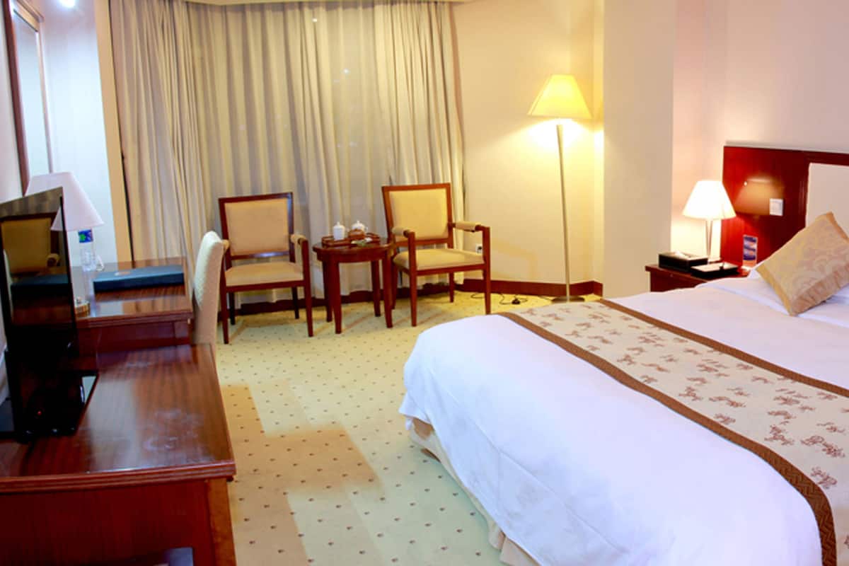 Deluxe King Room | In-room safe, desk, blackout drapes, iron/ironing board (on request)
