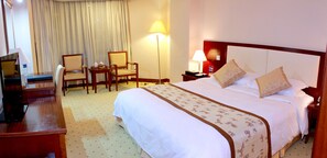 Deluxe King Room | In-room safe, desk, blackout drapes, iron/ironing board (on request) - Mingyuan Hotel (Dongguan)