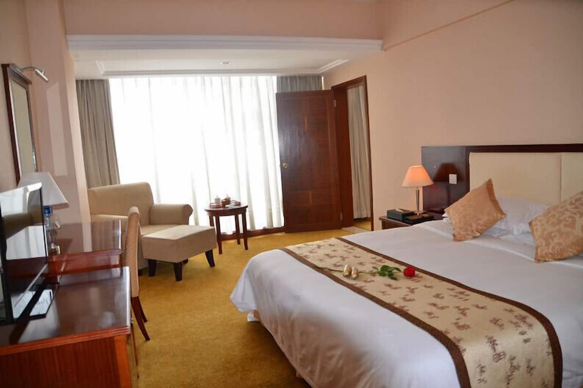 Executive Suite | In-room safe, desk, blackout drapes, iron/ironing board (on request)