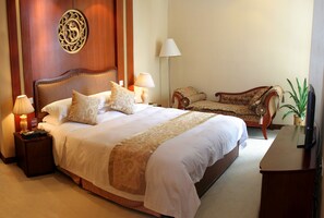 Mingyuan Suite | In-room safe, desk, blackout drapes, iron/ironing board - Mingyuan Hotel (Dongguan)