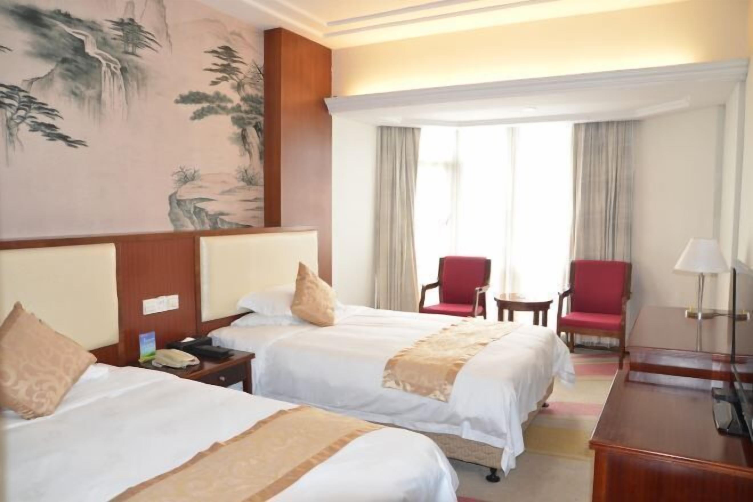 Két bảo mật tại phòng, bàn, màn/rèm cản sáng, bàn ủi/dụng cụ ủi quần áo 