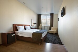 Kahden hengen standard-huone | Tallelokero huoneessa, työpöytä, pimennysverhot, silitysrauta/-lauta