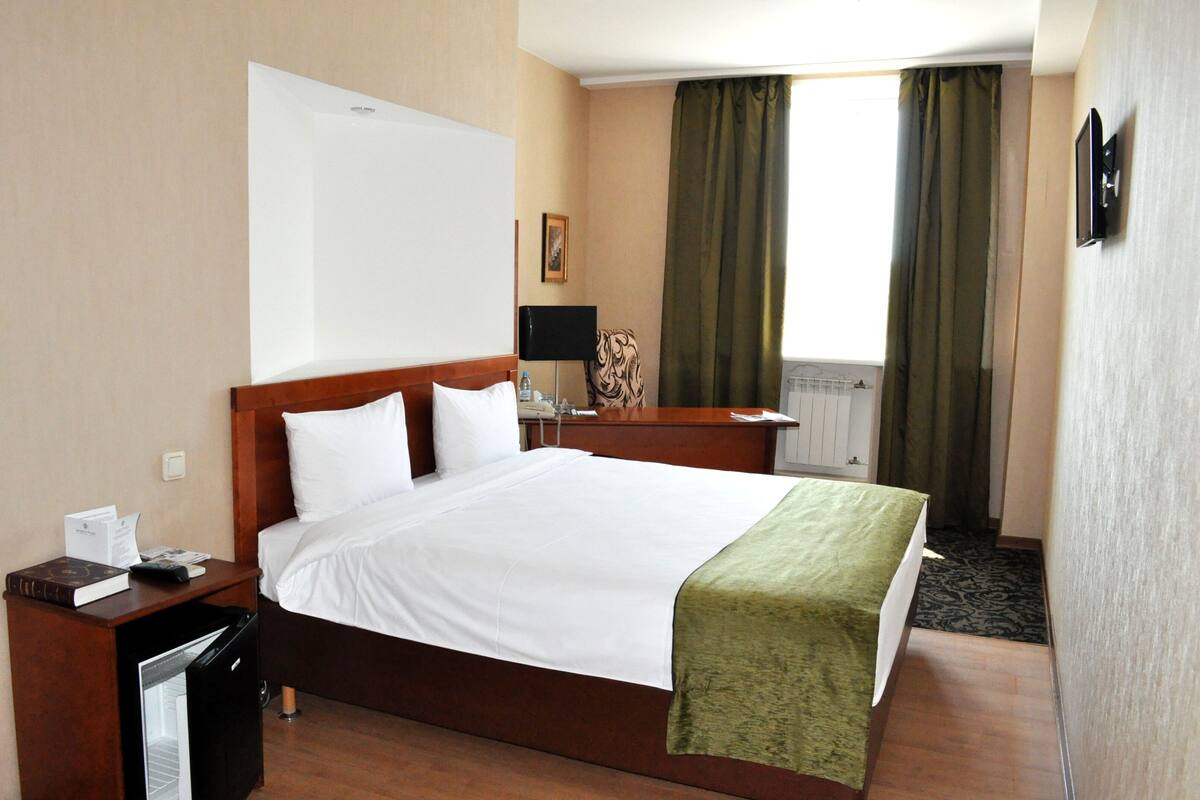 Economy Single Room | 1 bedroom, in-room safe, desk, blackout drapes