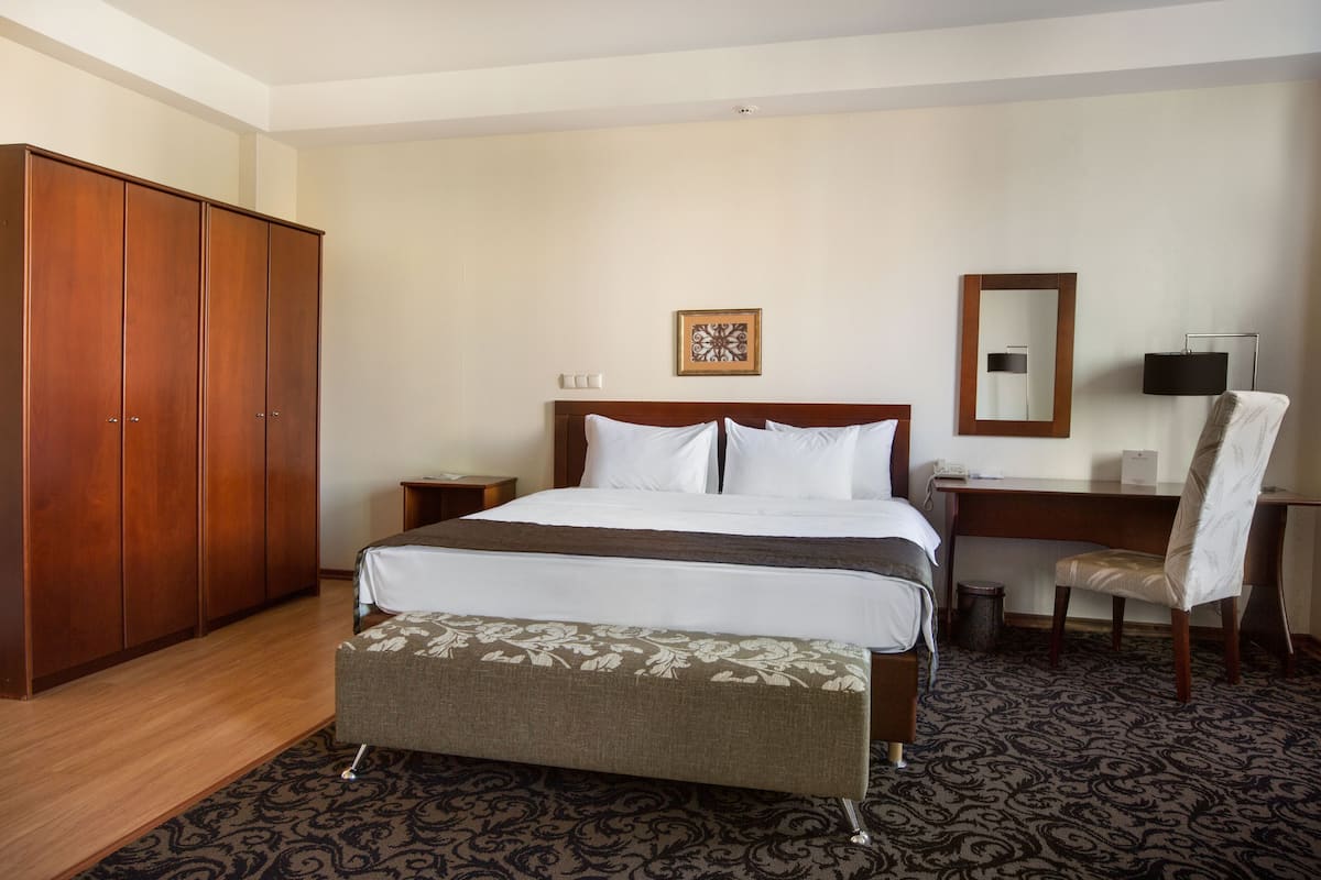 Business Double Room | 1 bedroom, in-room safe, desk, blackout drapes