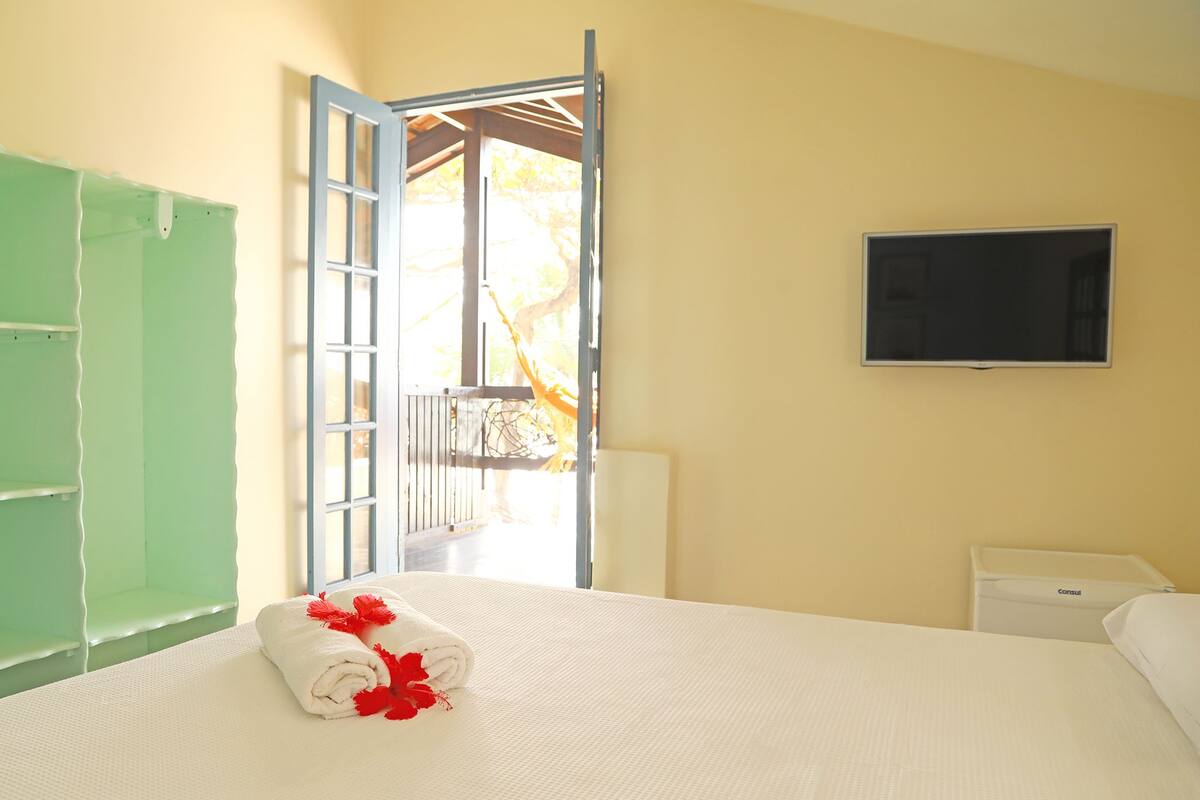 Een minibar, gratis wifi, beddengoed