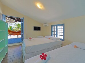 Tweepersoonskamer, uitzicht op zee | Een minibar, gratis wifi, beddengoed