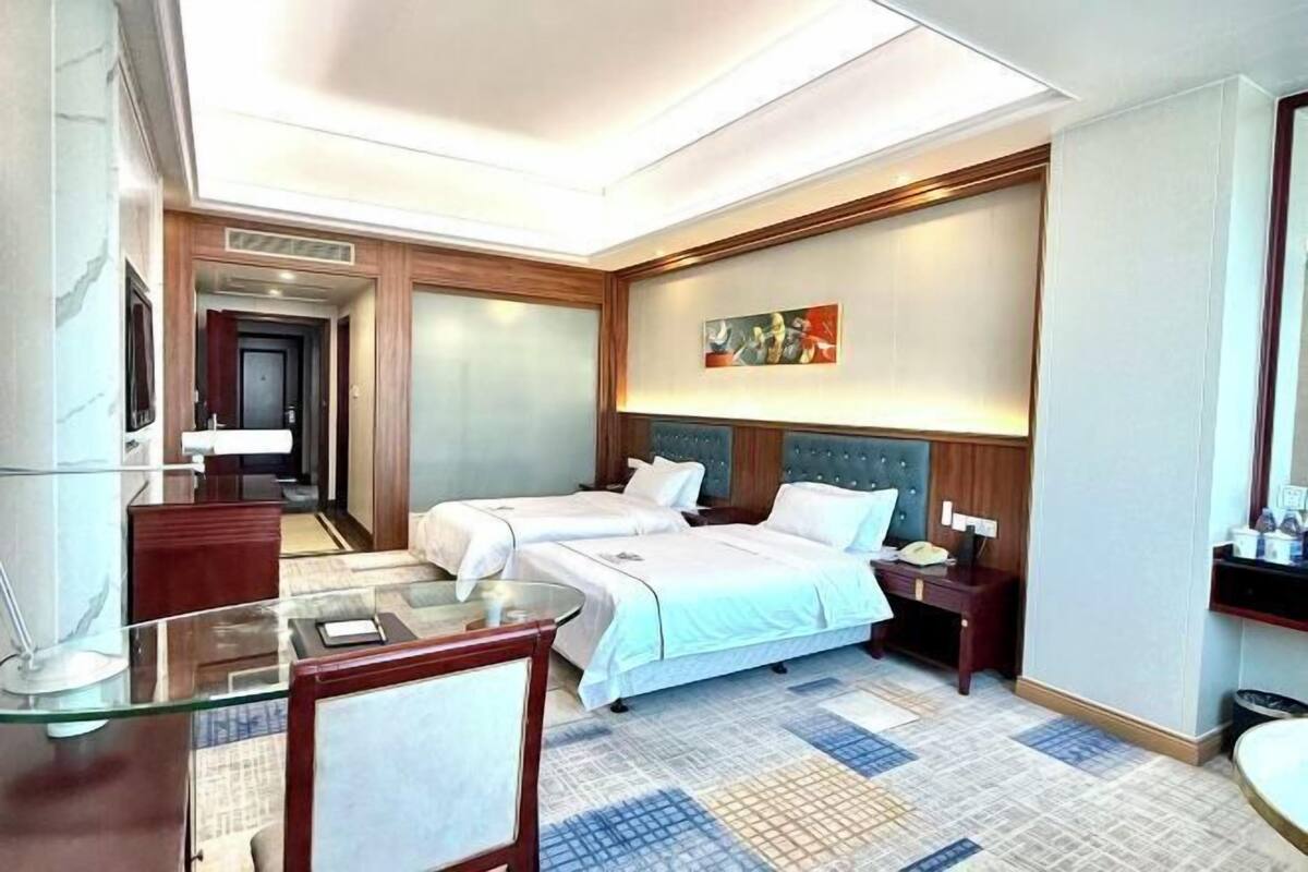 Minibar, odada kasa, masa, güneşlik/perde