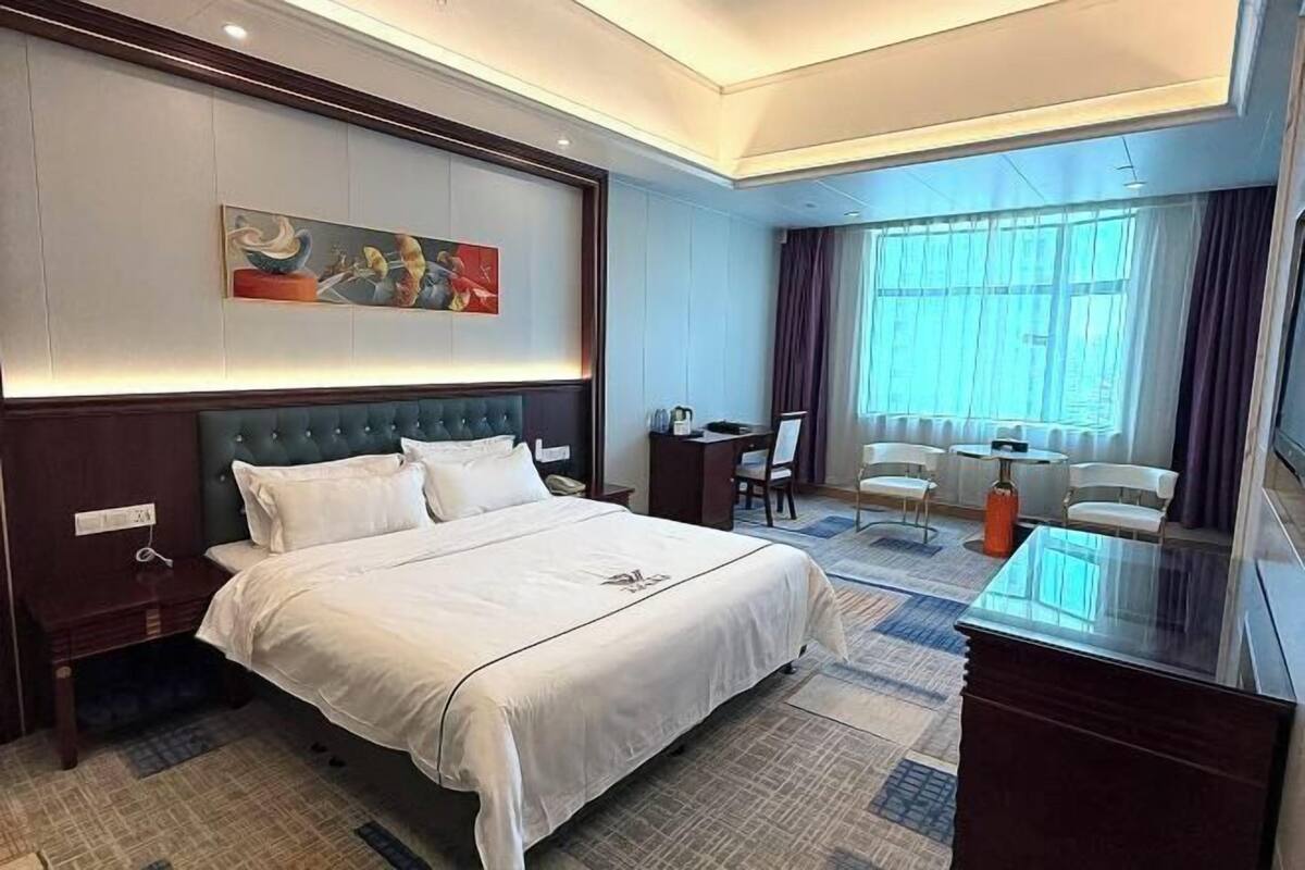 Minibar, odada kasa, masa, güneşlik/perde