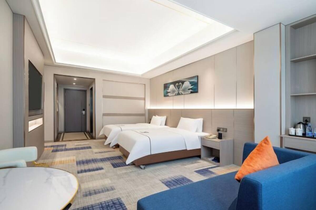 Minibar, odada kasa, masa, güneşlik/perde